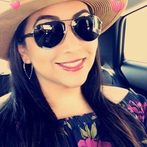 Meet your Posher, Monique